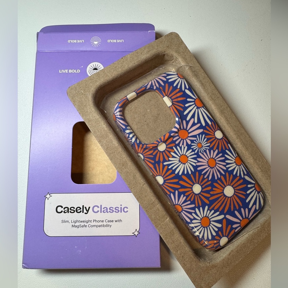 New In Box: Casely IPhone 15 Pro Classic + Mag Safe Case- Daisy Floral Pattern